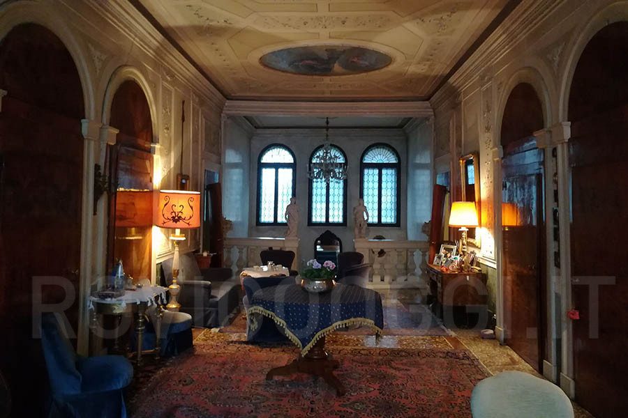 Gli splendidi interni di palazzo Rosada, in via Miani