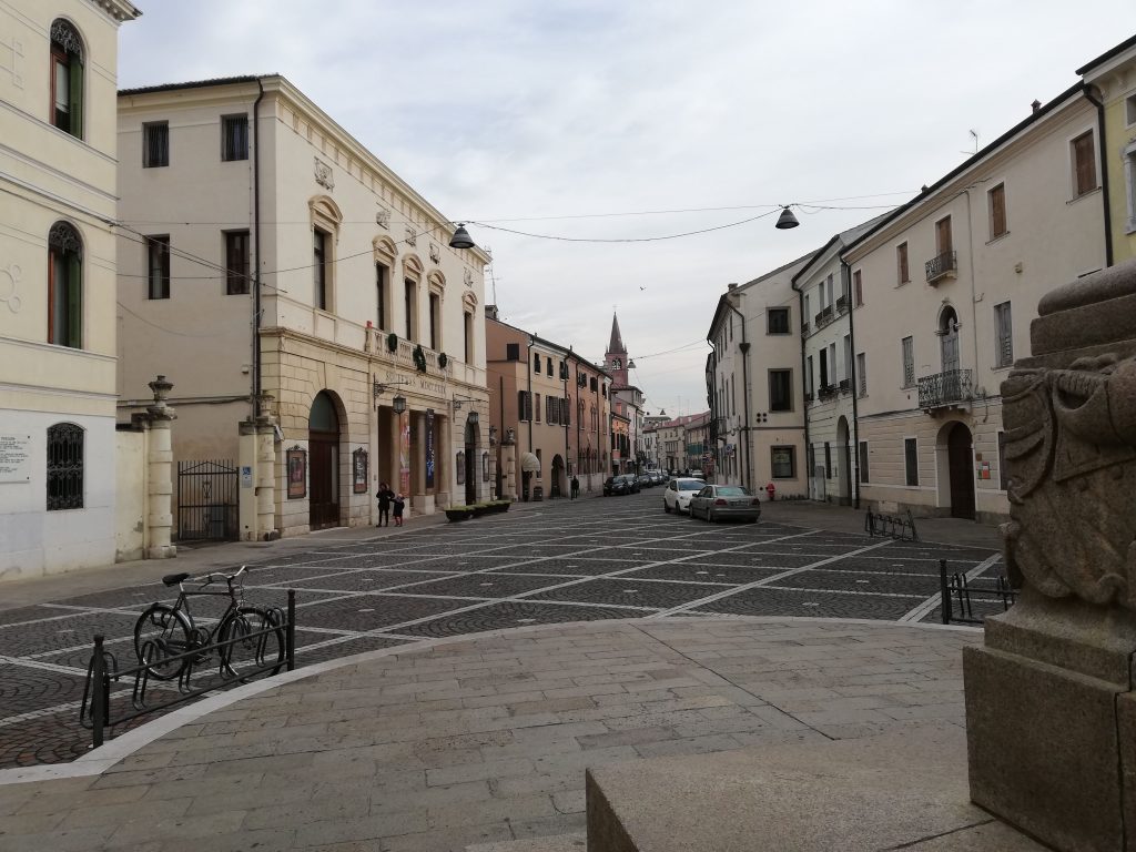 Via Silvestri vista da piazza Garibaldi