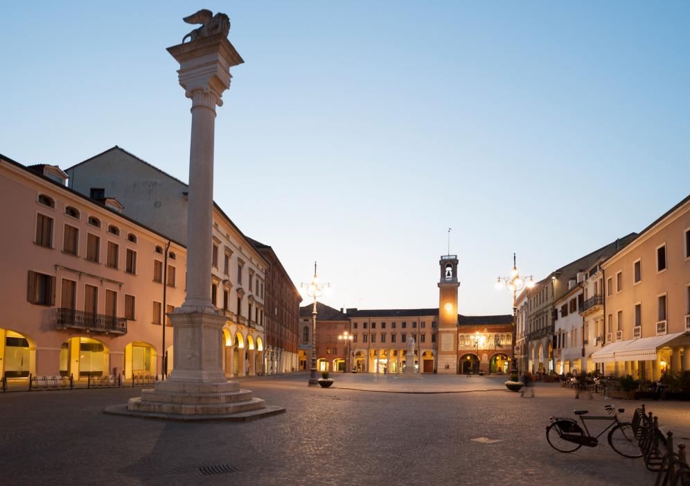 Rovigo la Piazza Grande come luogo di ritrovo e svago