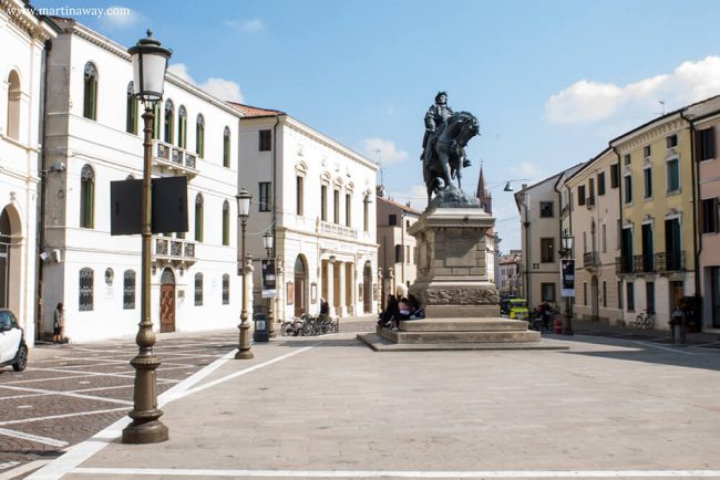 Nel tempo della Rotta della malopera in piazza Garibaldi sorgeva la chiesa di Santa Giustina che viene adattata ad ospedale per curare i malati di peste