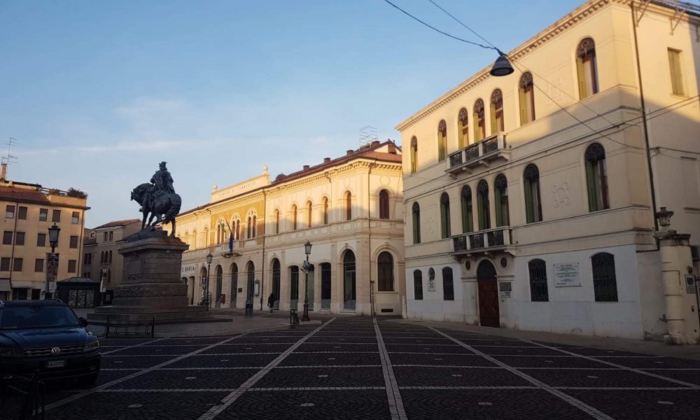 Piazza Garibaldi e sulla destra Palazzo Ravenna