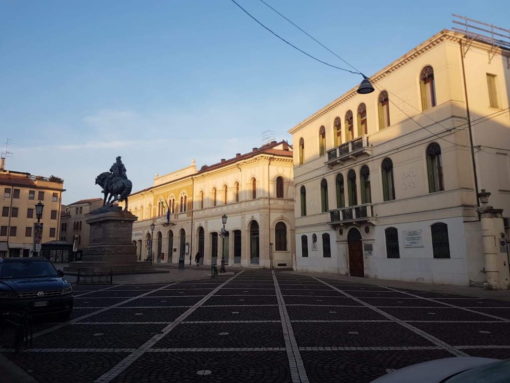 Piazza Garibaldi e sulla destra Palazzo Ravenna