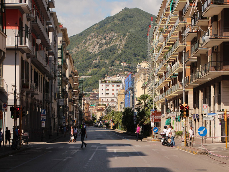 Bella - Via Roma, a Salerno, che permette di vedere la montagna 