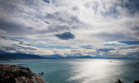 Gemellaggio - Il mare di Salerno che si congiunge con le nuvole