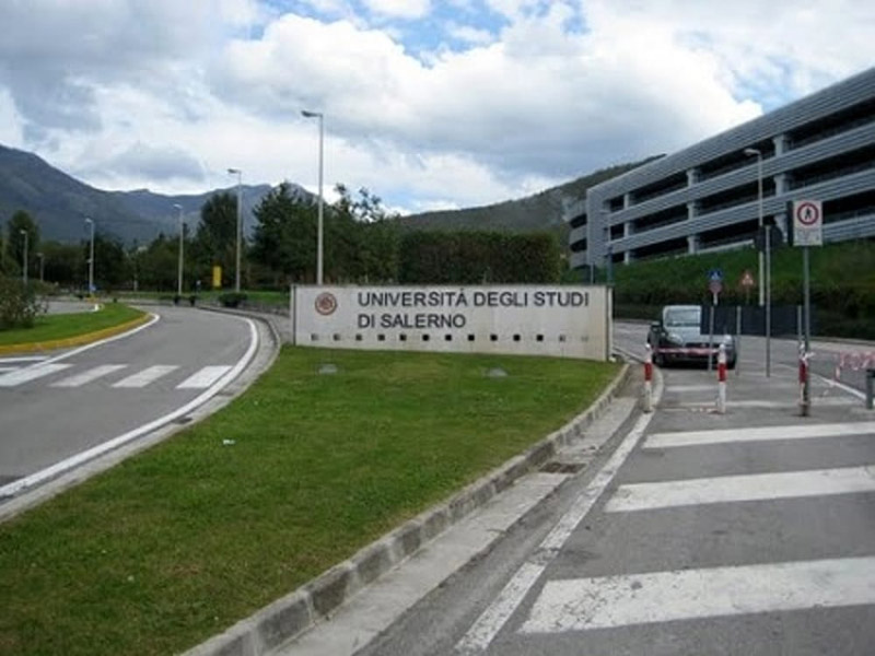 UNISAOrienta - Prima di entrare nel Campus, si intravedono le montagne dietro il paesino di Fisciano