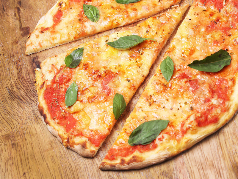 La pizza Margherita, con il basilico, mozzarella e pomodoro