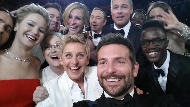 Selfie da Oscar per le star di Hollywood