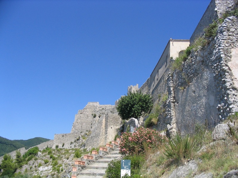 Isabella Villamarino, i sentieri del castello medievale