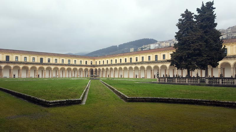 Cortile della Certosa di Padula, in un giorno nuvoloso