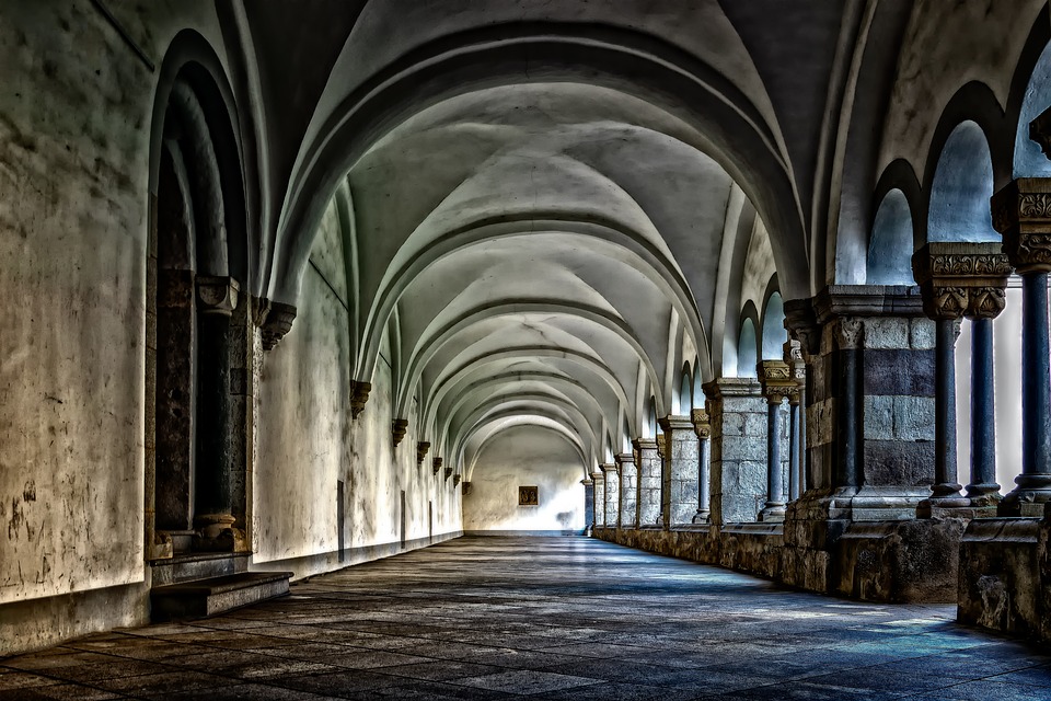 Masuccio Salernitano - corridoio di una chiesa