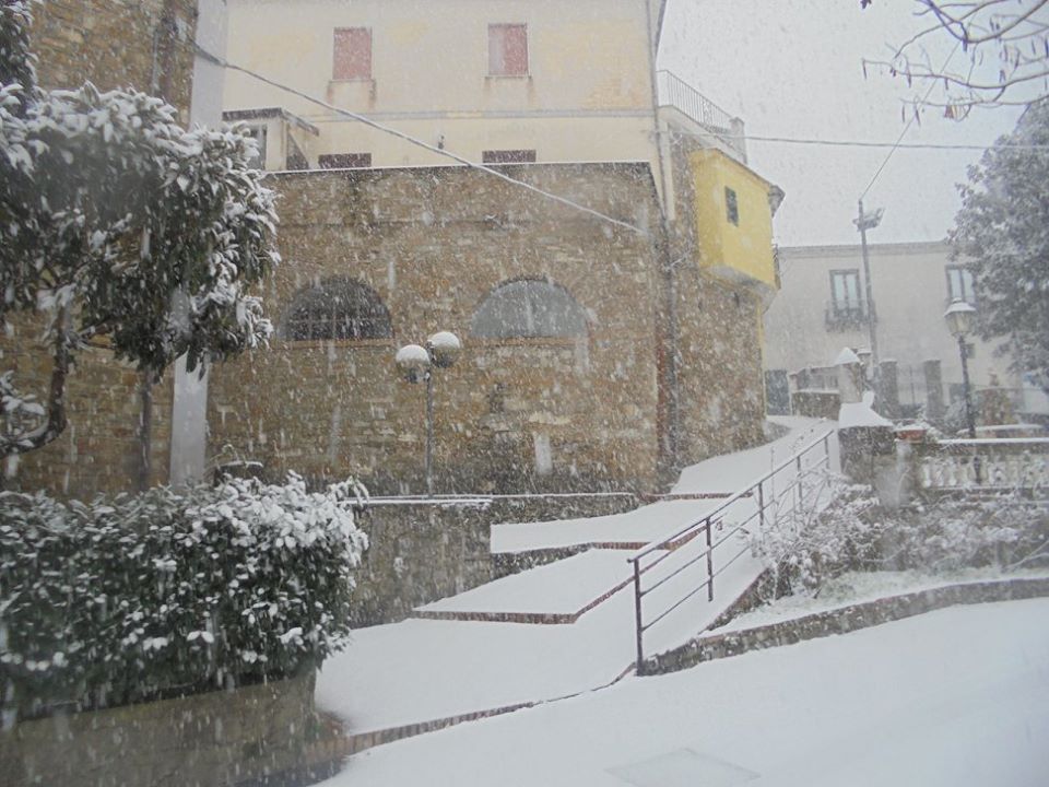 la piazza di Ostigliano con la neve