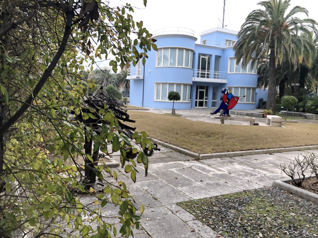L'opera Vale & Tino sita all'ingresso della Palazzina Azzurra che la ospita