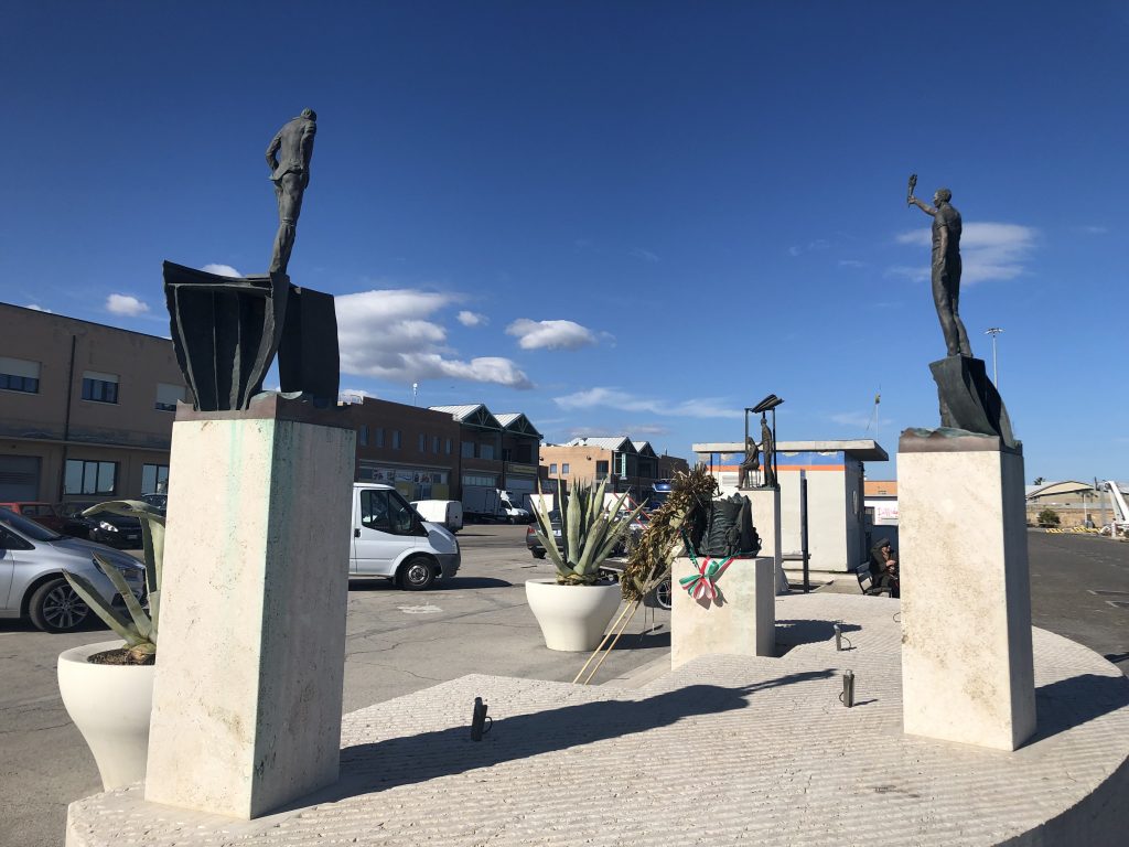 Il mare, il ritorno, le statuette bronzee
