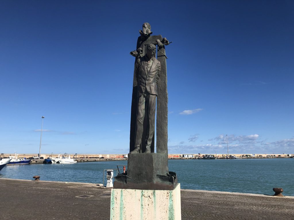 La partenza, gli addi: scultura de Il mare, il ritorno