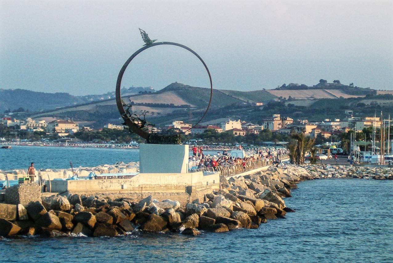 Il monumento del gabbiano Jonathan al molo sud - itSanBenedettoDelTronto