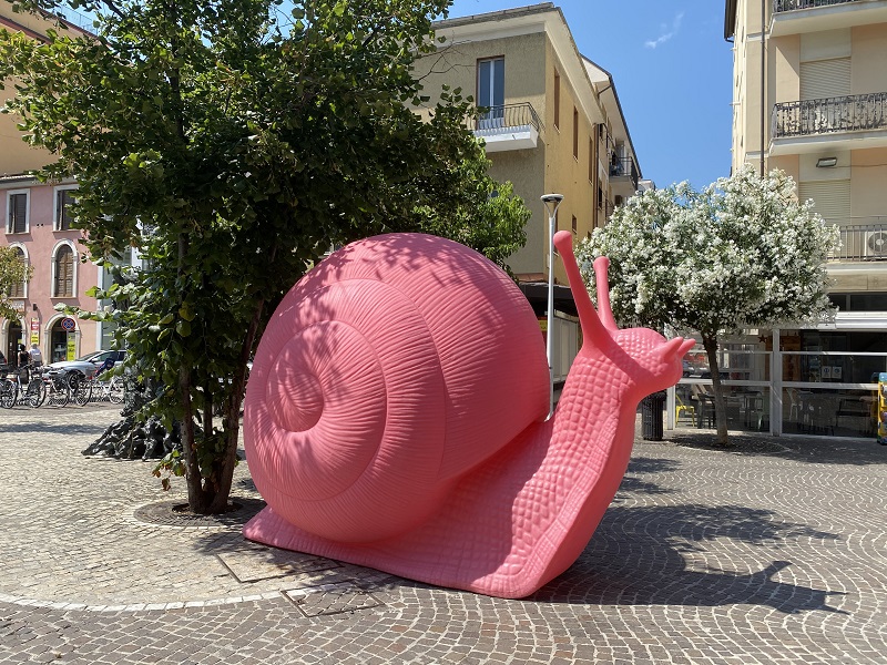 Cracking Art, la grande chiocciola rosa in Piazza Matteotti