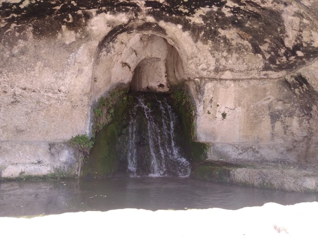 Grotta del Ninfeo, ciò che caratterizza il terrazzo del Colle Temenite