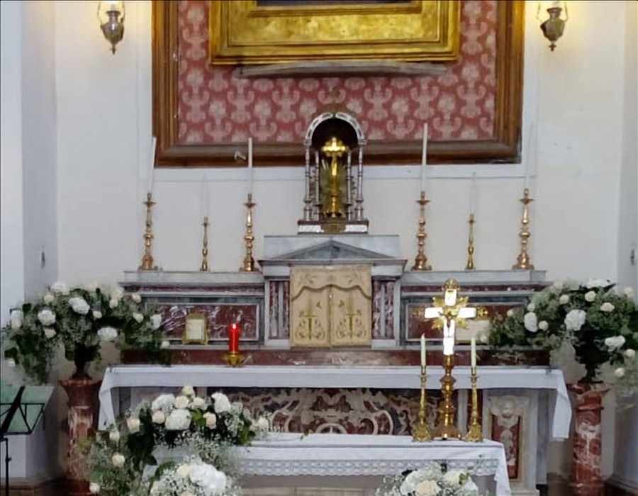 Interno Chiesa Di San Paolo Apostoloaltare