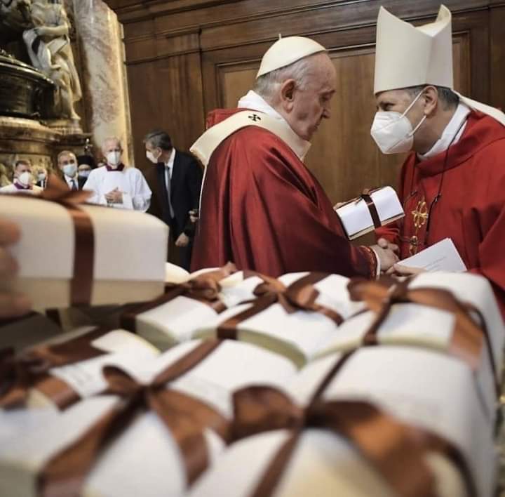 Il Papa dona il pallio a monsignor Lomanto