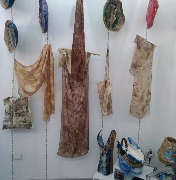 Maria Puliatti, le sue creazioni col tessuto e la pala di ficodindia ph Angela Strano