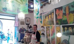 Elisabeth Jane Atkinson, la pittura su seta nel cuore di Siracusa ph Angela Strano