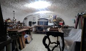 La bottega di restauro di mobili e suppellettili di Daniela Moscuzza ph Angela Strano