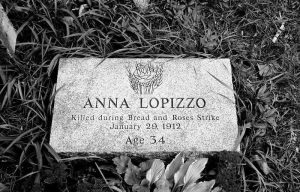 La lapide in memoria di Anna LoPizzo