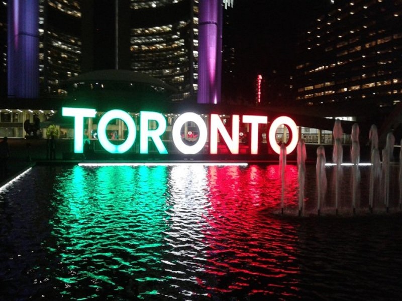 Ma sei Italiano. Il simbolo di Toronto veste il tricolore.