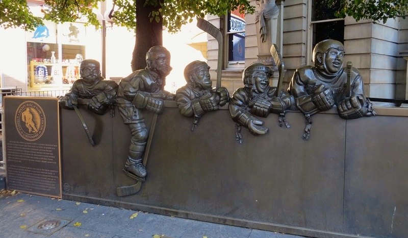 Hockey Hall Of Fame di Toronto - scultura all'esterno