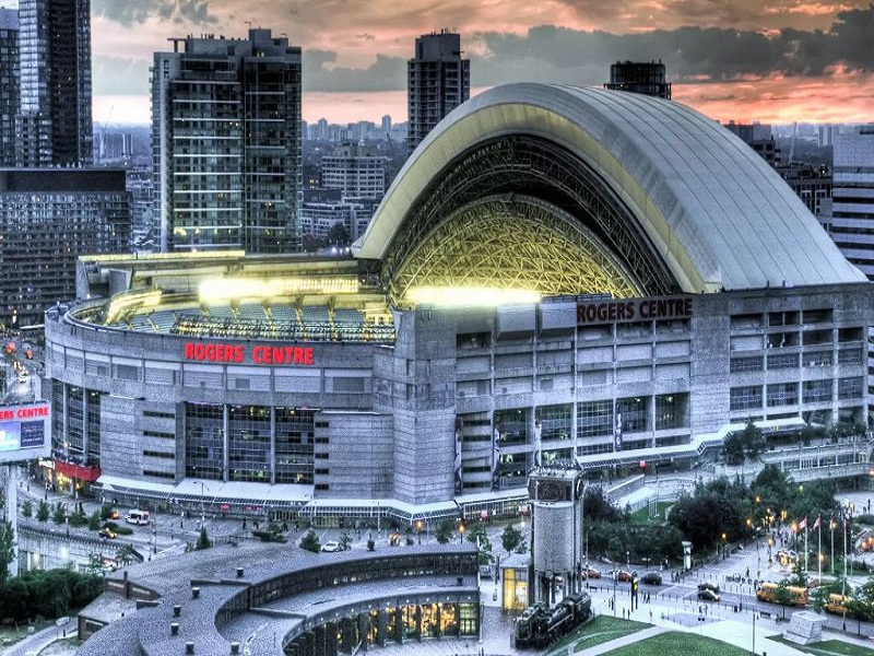 Rogers Centre. Lo spettacolare impianto sportivo al tramonto.