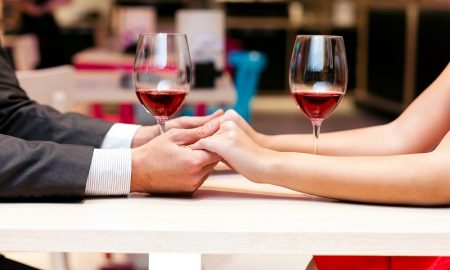 San Valentino a Toronto - una coppia a cena mano nella mano