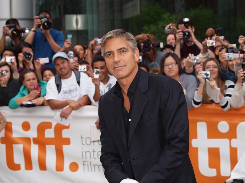 George Clooney sul red carpet del Toronto International Film Festival