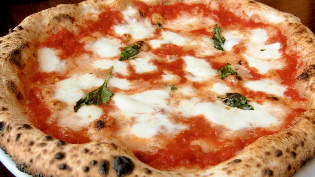 Pizza Napoletana cucinata nei ristoranti italiani a Toronto