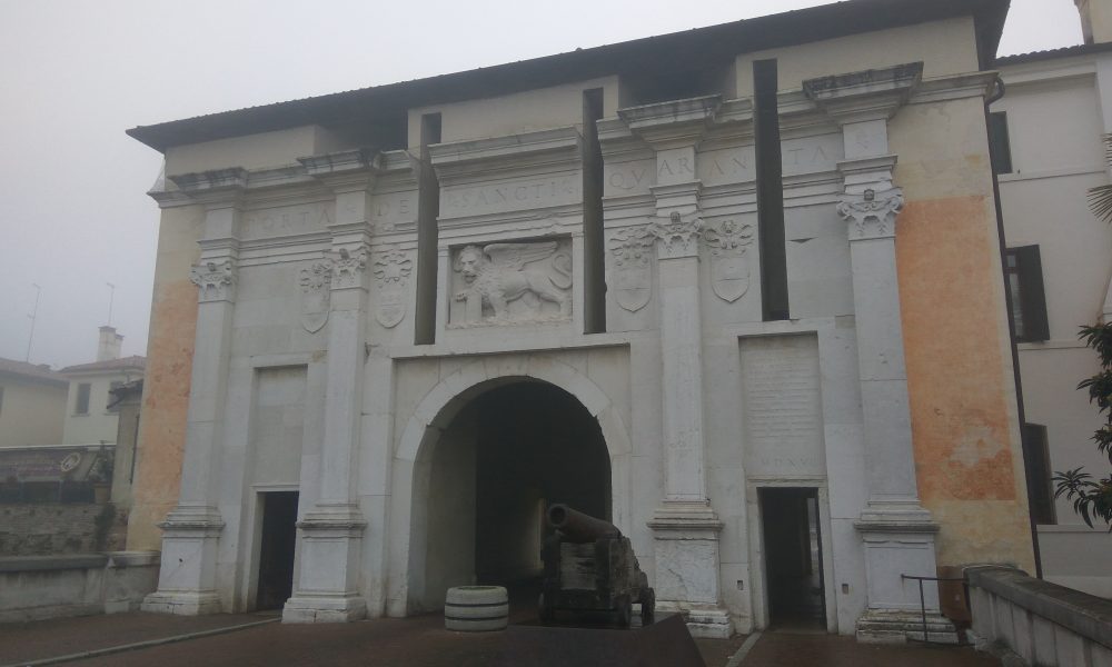 facciata della Porta Santi Quaranta