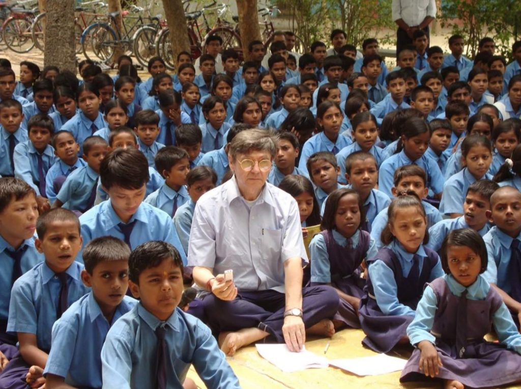 Bimbi indiani con Valentino Giacomin