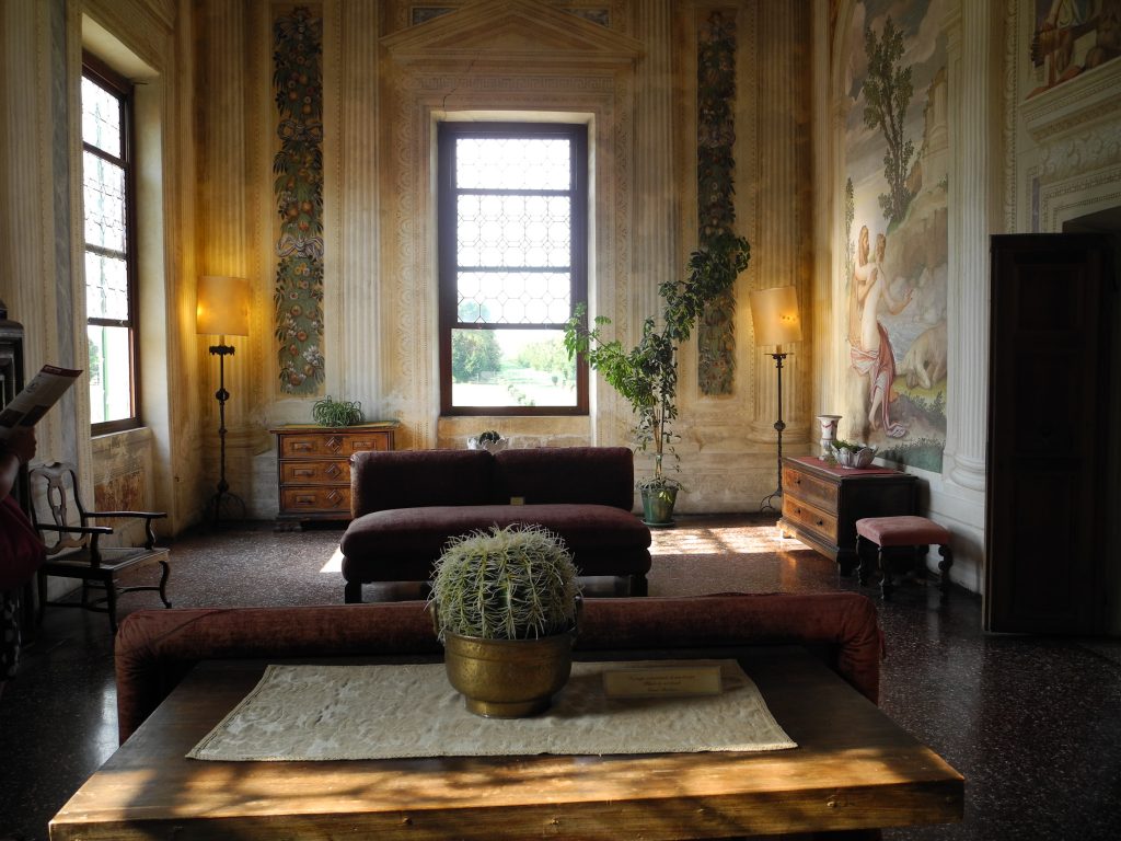 Villa Emo_stanza con affreschi, pianta e mobili antichi