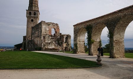 Castello San Salvatore_piazzale con prato archi e ruderi