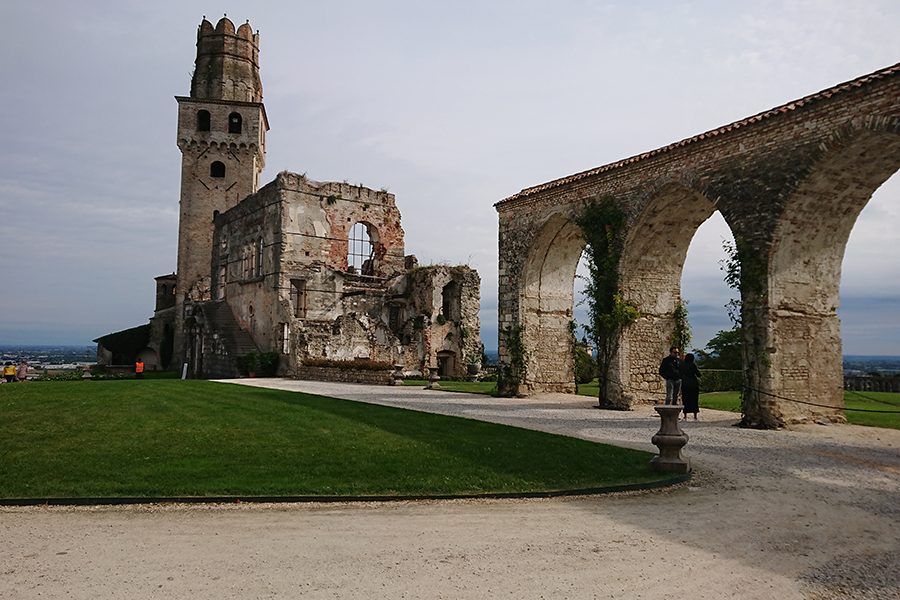 Castello San Salvatore_piazzale con prato archi e ruderi