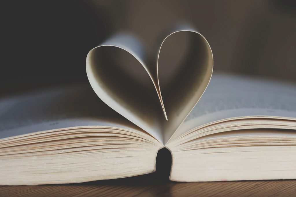 Librerie Indipendenti_libro con pagine piegate a cuore su tavolo