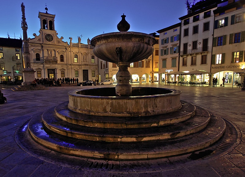 Fontana Di Piazza San Giacomo
