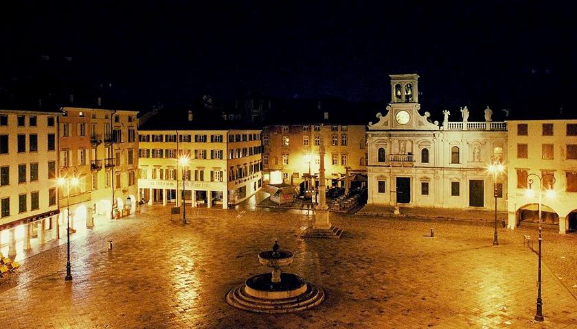 Piazza San Giacomo di notte