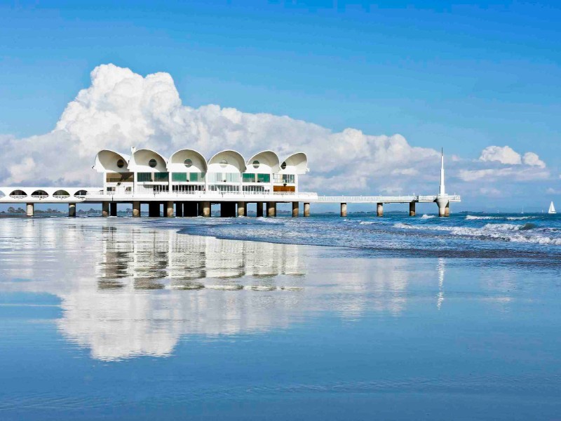 La terrazza a mare, edificio simbolo di Lignano Sabbiadoro che si affaccia direttamente sul mare