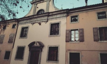 Vista della facciata semplice e senza ornamenti della Chiesa delle Zitelle di Udine