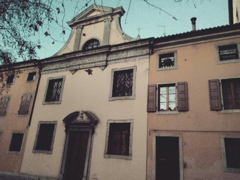Vista della facciata semplice e senza ornamenti della Chiesa delle Zitelle di Udine