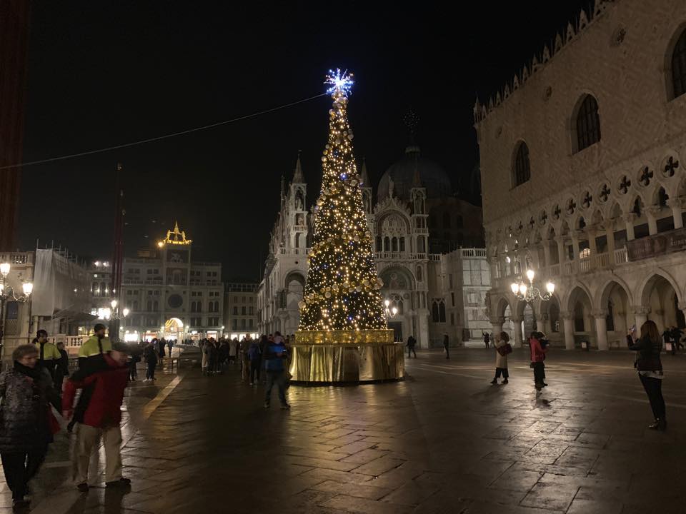 Natale A Venezia con Albero addobbato