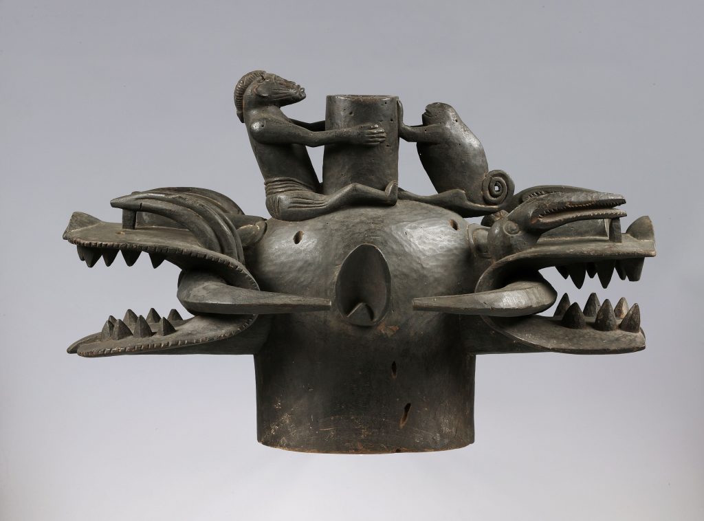 Guggenheim - una maschera Bifronte realizzata con il metallo