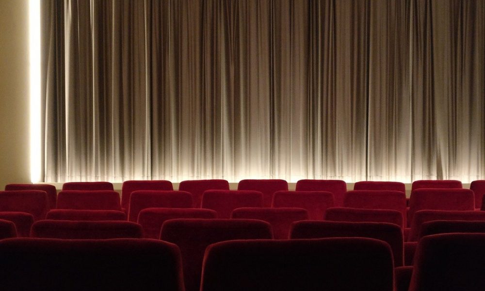 la mostra - platea di un teatro con le sedute rosse