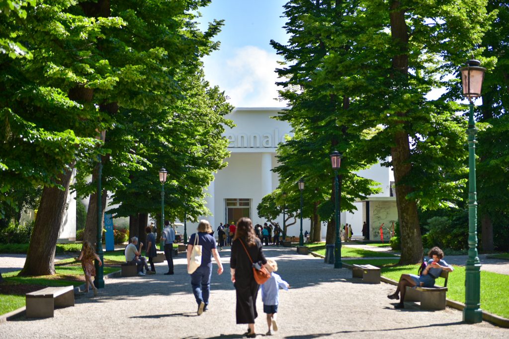 Biennale con mostre spettacoli - La Biennale Ai Giardini