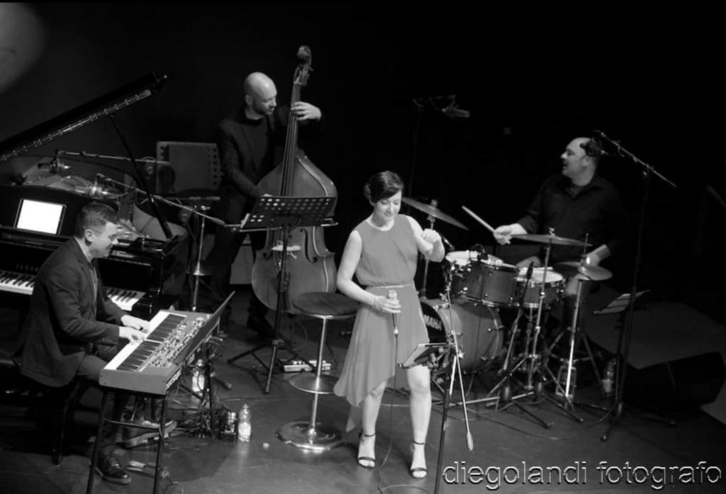 Landi - fotografia in bianco e nero di una cantante sul palco
