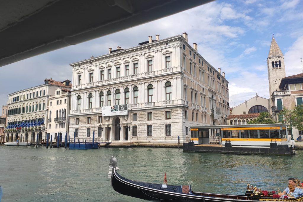L'esterno di palazzo Grassi a Venezia